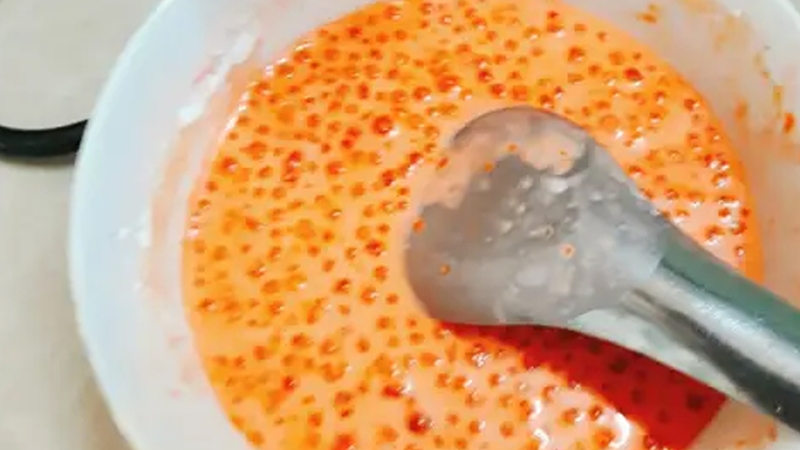 Tạo hỗn hợp bột làm lớp da heo quay.