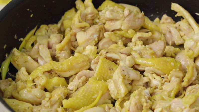 Bước 2: Xào thịt gà