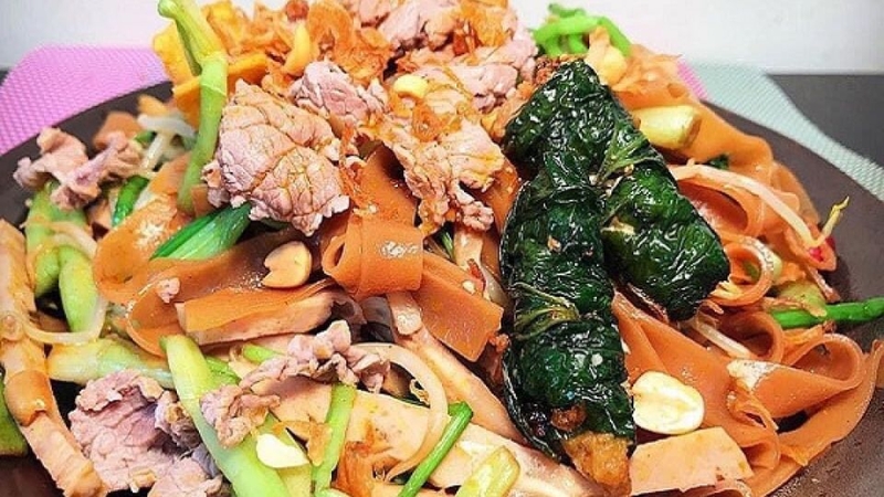 Bước 6: Bánh đa xào thịt bò rau muống