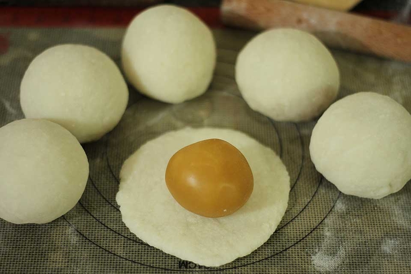 Bánh dẻo nhân đậu xanh trứng muối - 02