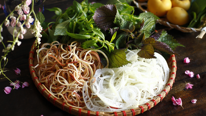Chuẩn bị rau sống và gia vị nộm