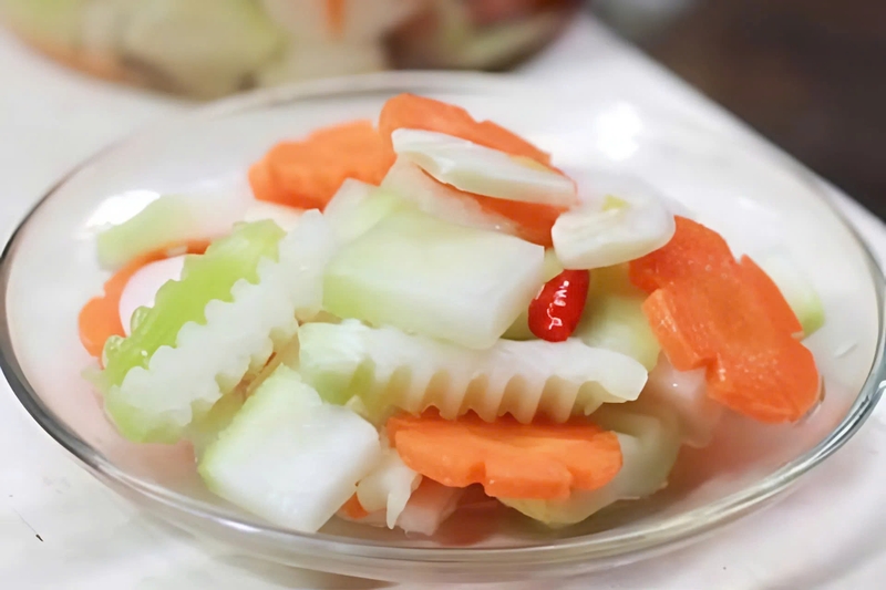 sơ chế và luộc su hào cho món bánh đúc tàu
