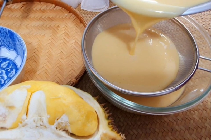 Lọc hỗn hợp sầu riêng, trứng, sữa