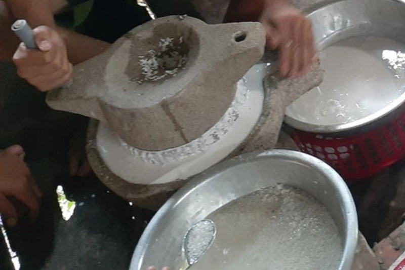 Ngâm và xay bột gạo làm bánh