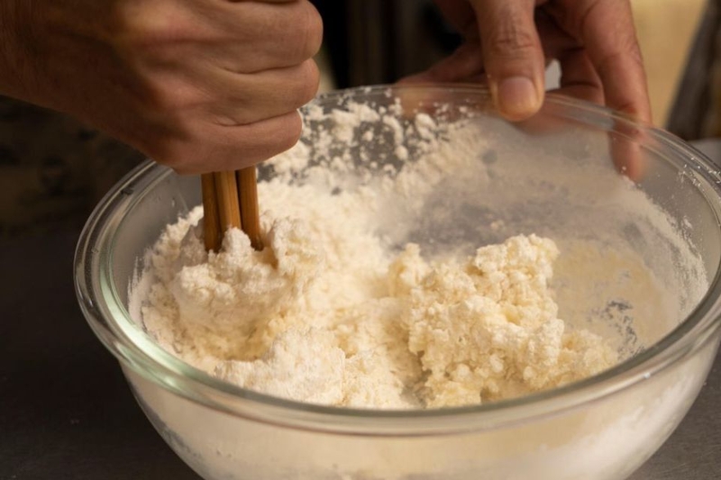 trộn bột bánh gấu nhân kem