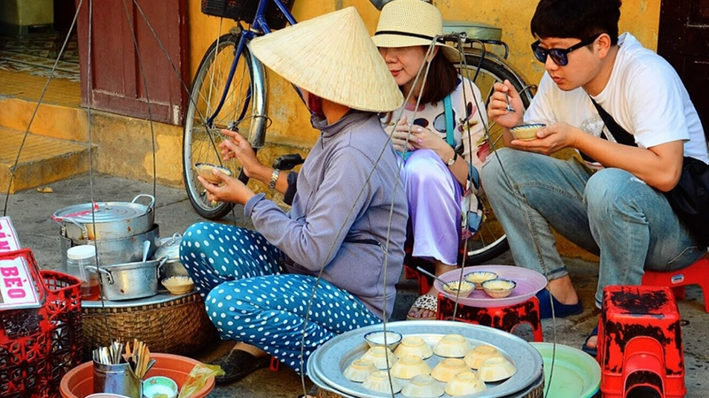 Dễ dàng thưởng thức bánh hoa hồng ngay trên đường phố cổ