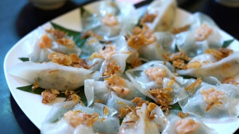 Lớp vỏ bánh mỏng trong như cánh hoa hồng trắng
