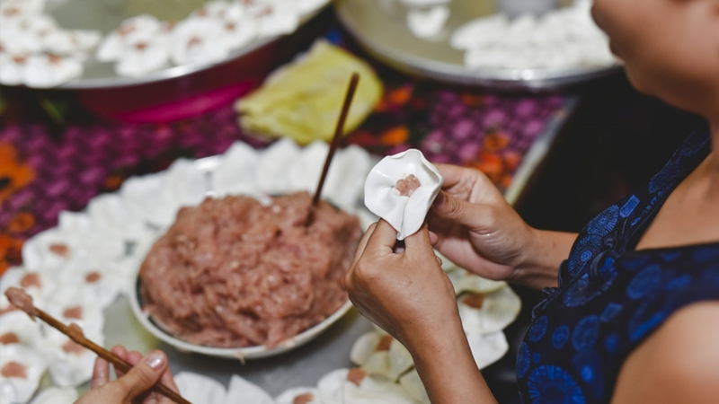 Bánh hoa hồng Hội An được làm khá kỳ công