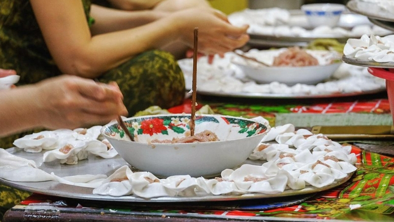 Người đầu bếp sẽ dùng tay nặn từng chiếc bánh hoa hồng trắng