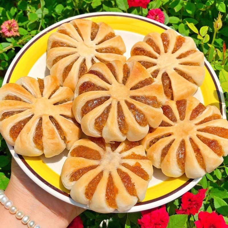bánh hoa mai nhân khóm 8