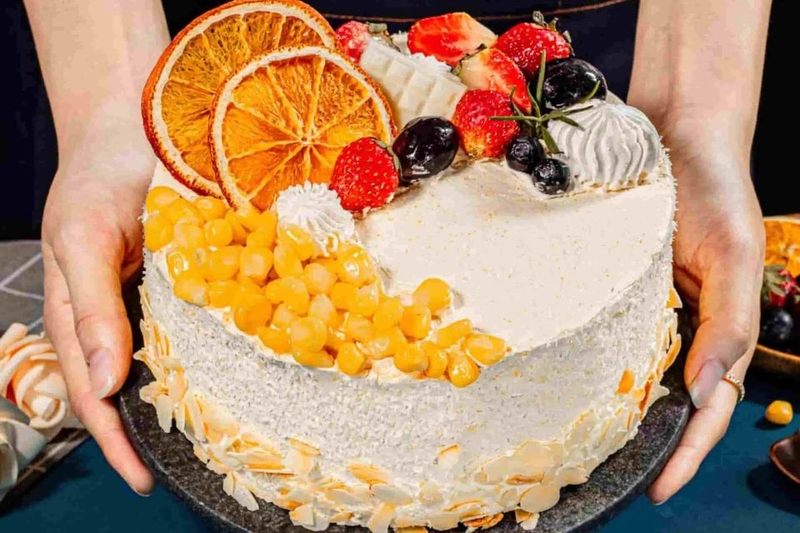 Lớp kem và cốt bánh thường được làm từ bắp xay hoặc chiết xuất bắp