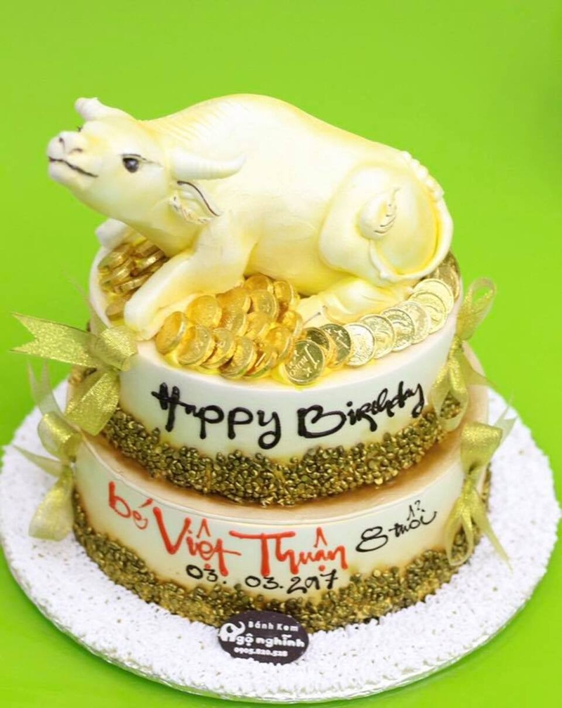 Mẫu bánh kem con trâu 2 tầng sang trọng