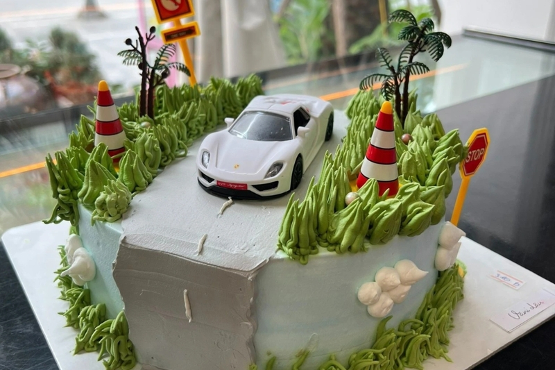 Bánh kem hình chiếc xe 10