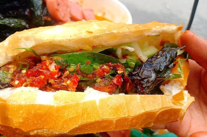 Bánh mì bò lá lốt Sài Gòn là gì mà khiến bao người mê mệt đến thế?