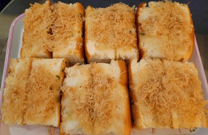 Cách làm bánh mì chà bông sốt dầu trứng