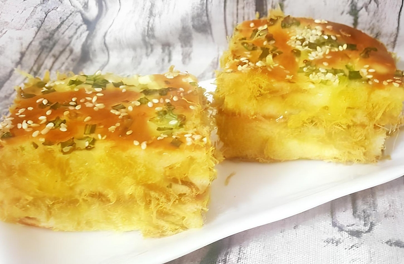 Bánh mì chà bông sốt dầu trứng