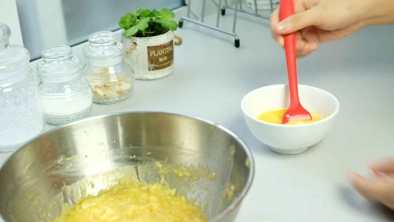 Chuẩn bị hỗn hợp phết bánh