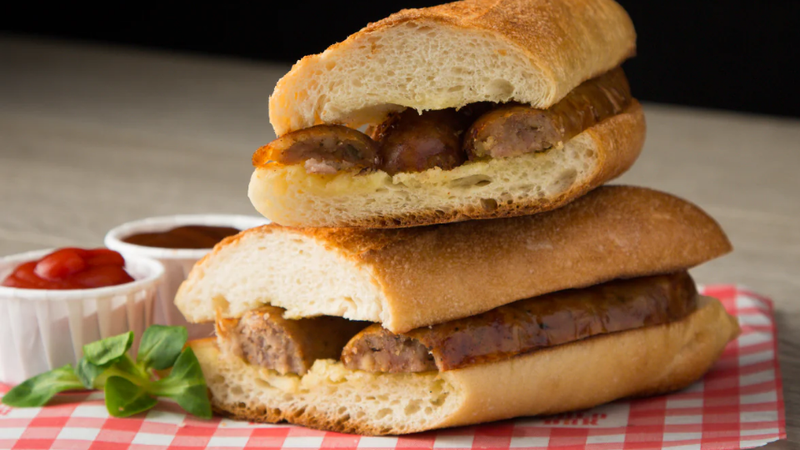 Vì sao nên làm bánh mì kẹp xúc xích tại nhà?
