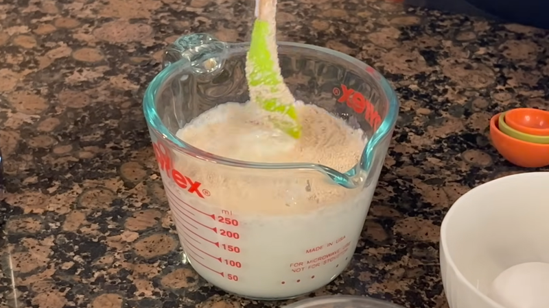 Bước 1: Kích hoạt men nở