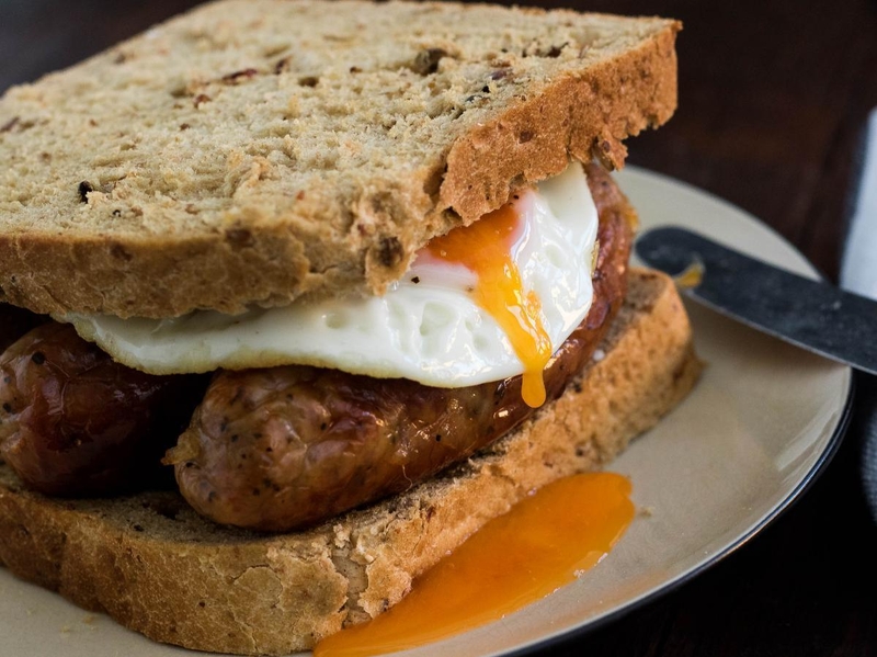bánh mì sandwich trứng kẹp xúc xích 4