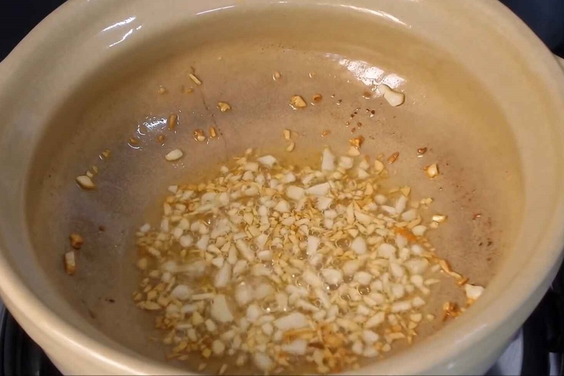 Cho tỏi băm vào phi thơm