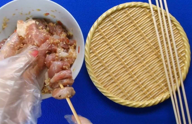Xiên thịt đã ướp vào