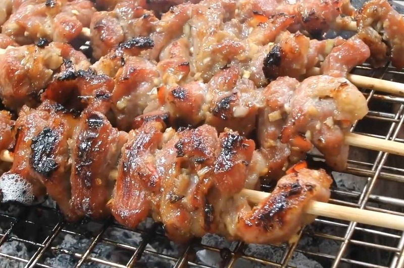 Thường xuyên trở đều các mặt để thịt chín vàng