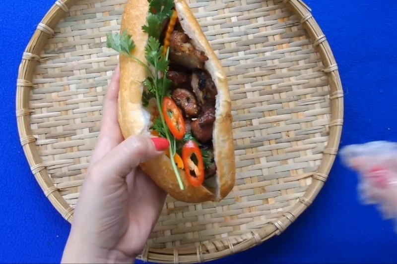 Hoàn thiện món bánh mì thịt nướng