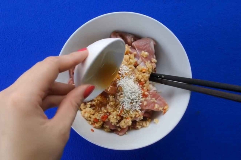 Thêm gia vị vào tô thịt