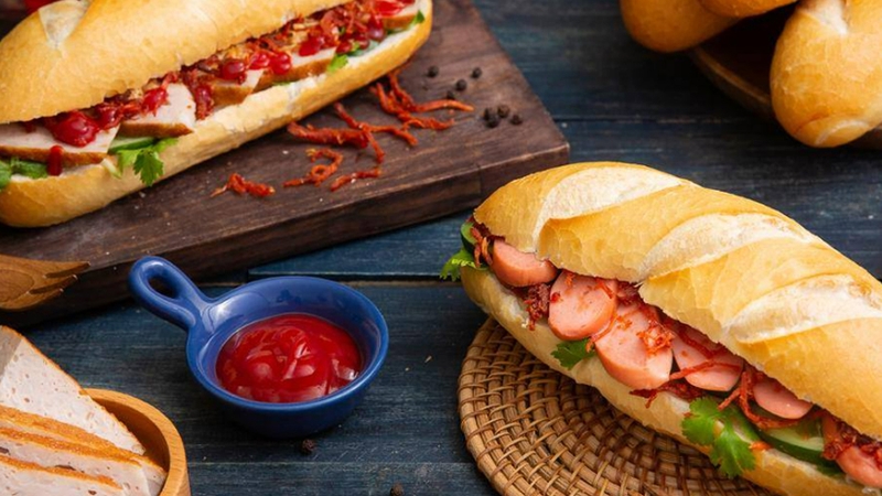 Bánh mì xúc xích là món ăn cực phổ biến tại Việt Nam