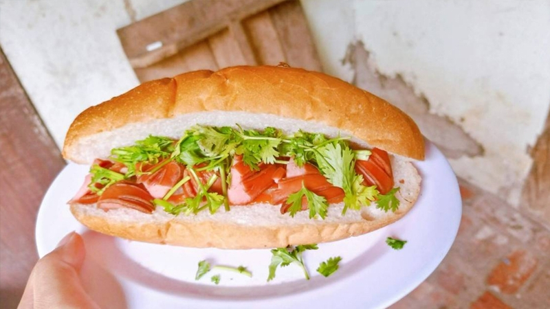 Bánh mì xúc xích cung cấp khá nhiều năng lượng