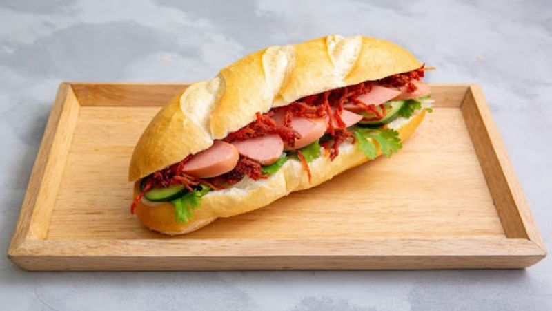 Có thể tự làm bánh mì xúc xích để kiểm soát calo