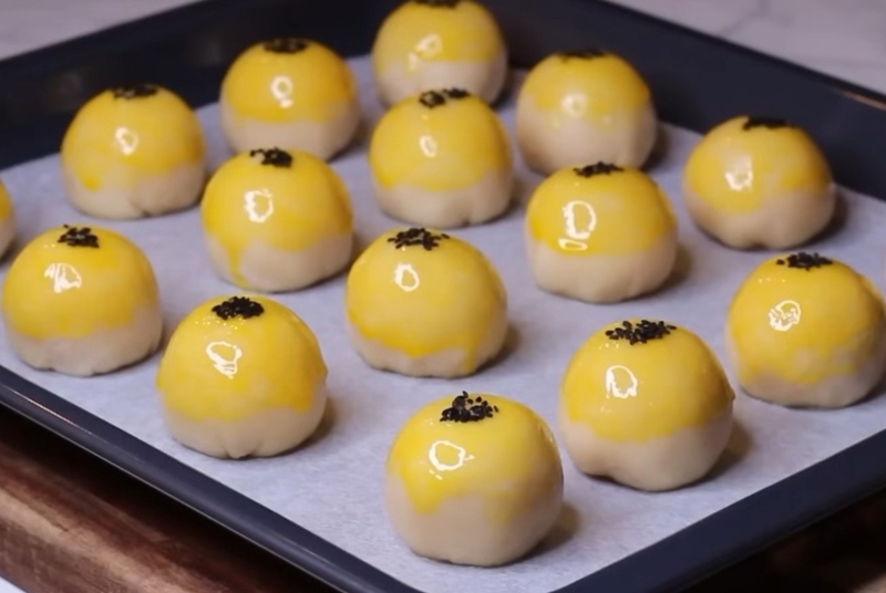 bánh pía trứng chảy hình 16