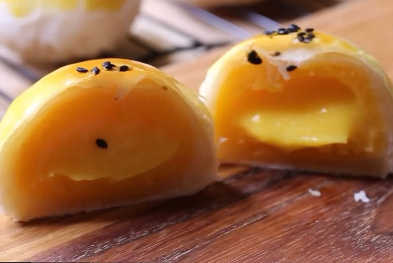 bánh pía trứng chảy hình 18