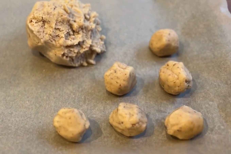 Chia khối bột thành những phần nhỏ đều nhau