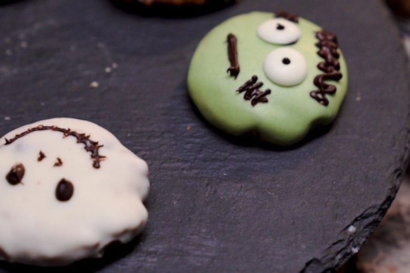 Hoàn thành bánh quy chocolate chip Halloween