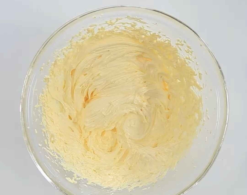 Đánh bông bơ với đường