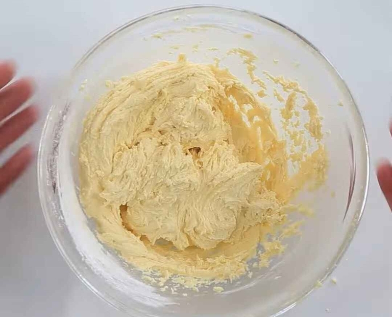 Trộn bột bánh