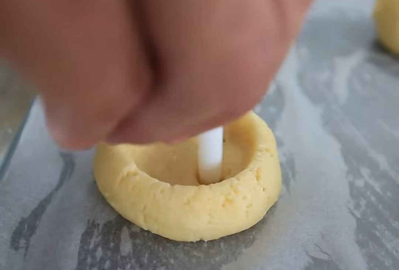 Dùng ống hút nhỏ chọc 4 lỗ