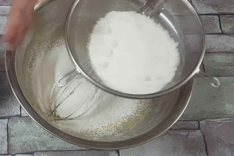 Lấy 90g bột mì và cho qua một chiếc rây