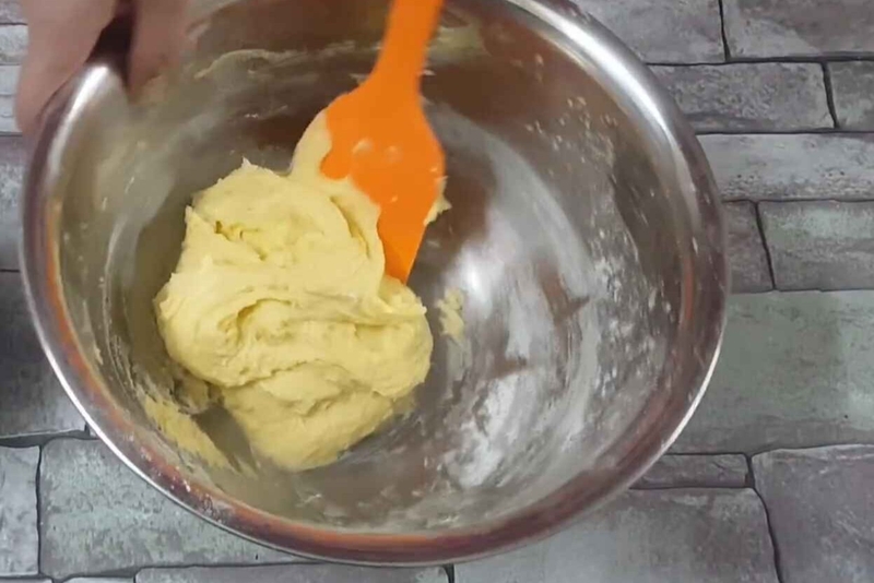 Hỗn hợp thành một khối bột mềm