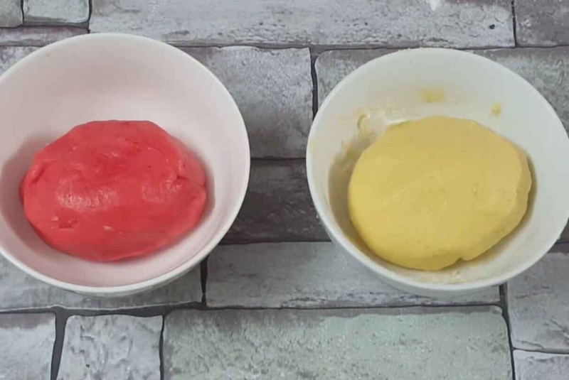 Thêm màu thực phẩm đỏ