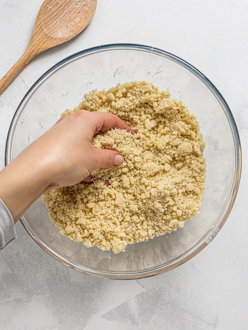 Chuẩn bị hỗn hợp bơ và đường