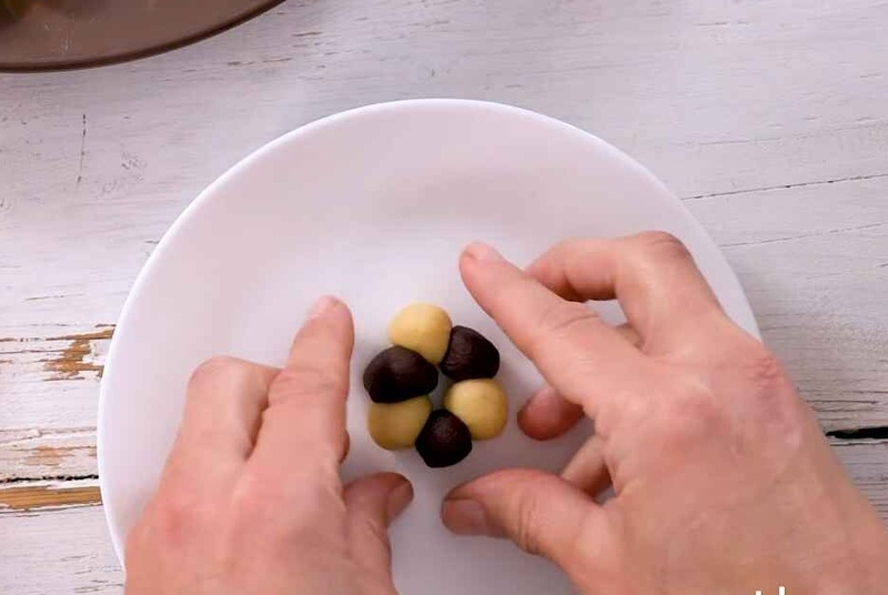 Tạo thành một bông hoa nhỏ với 6 cánh