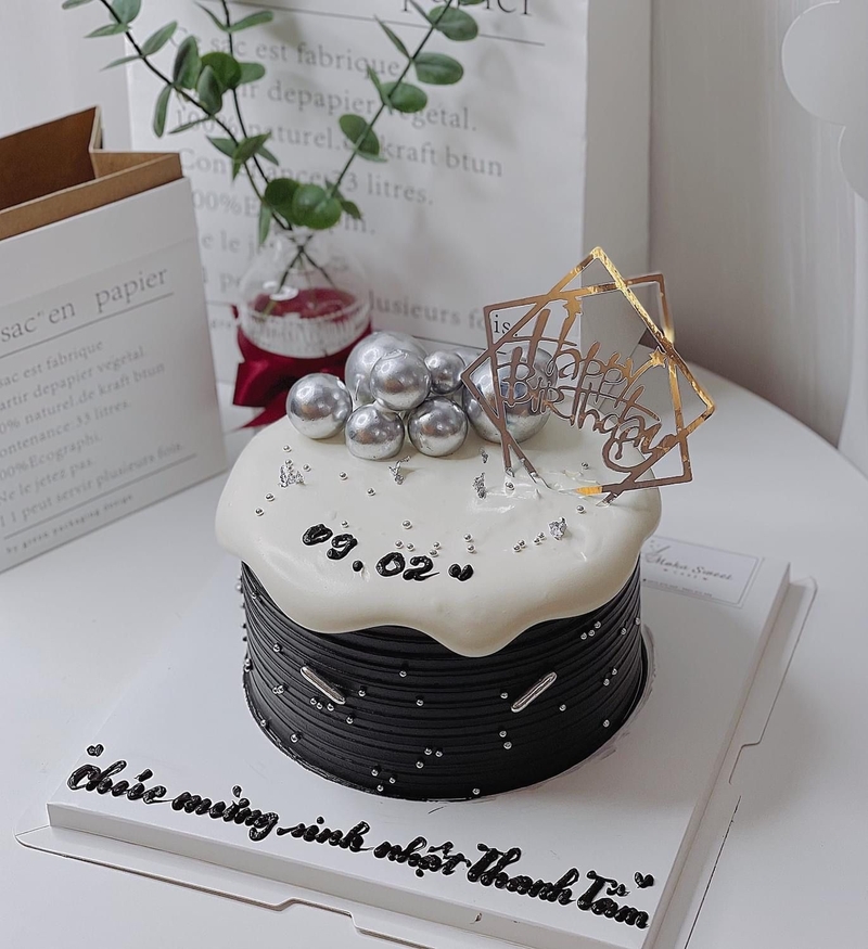 bánh sinh nhật màu đen trắng hình 11