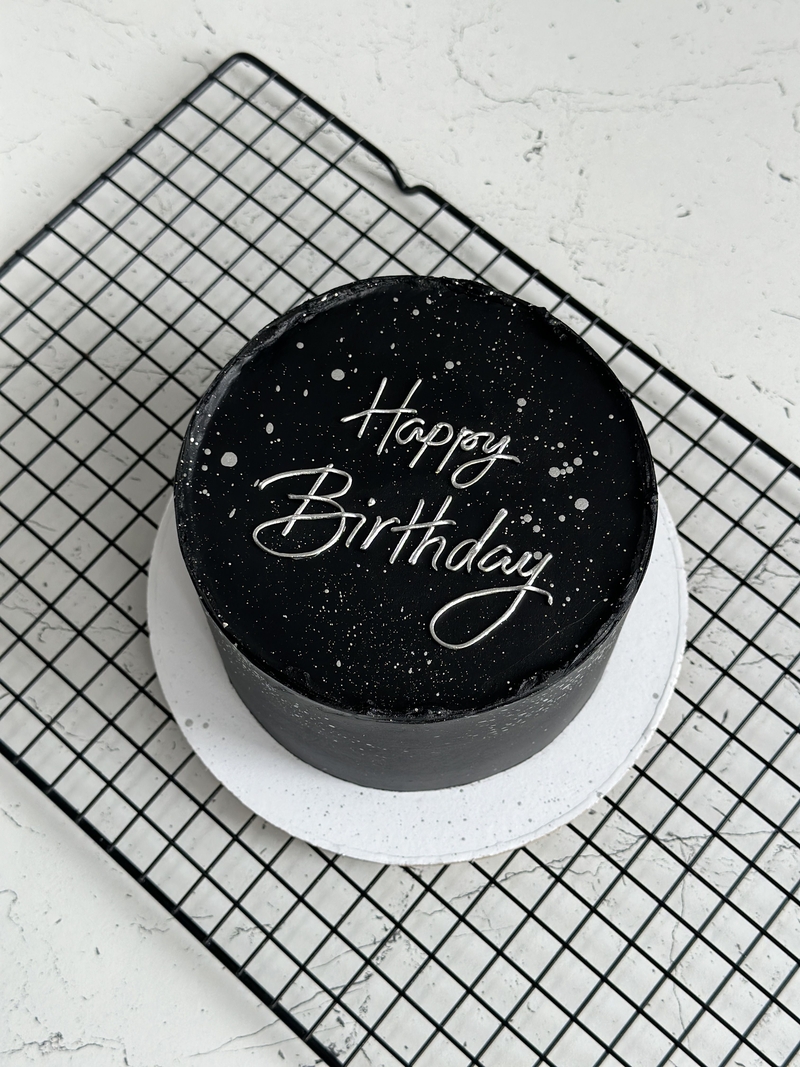 bánh sinh nhật màu đen trắng hình 3