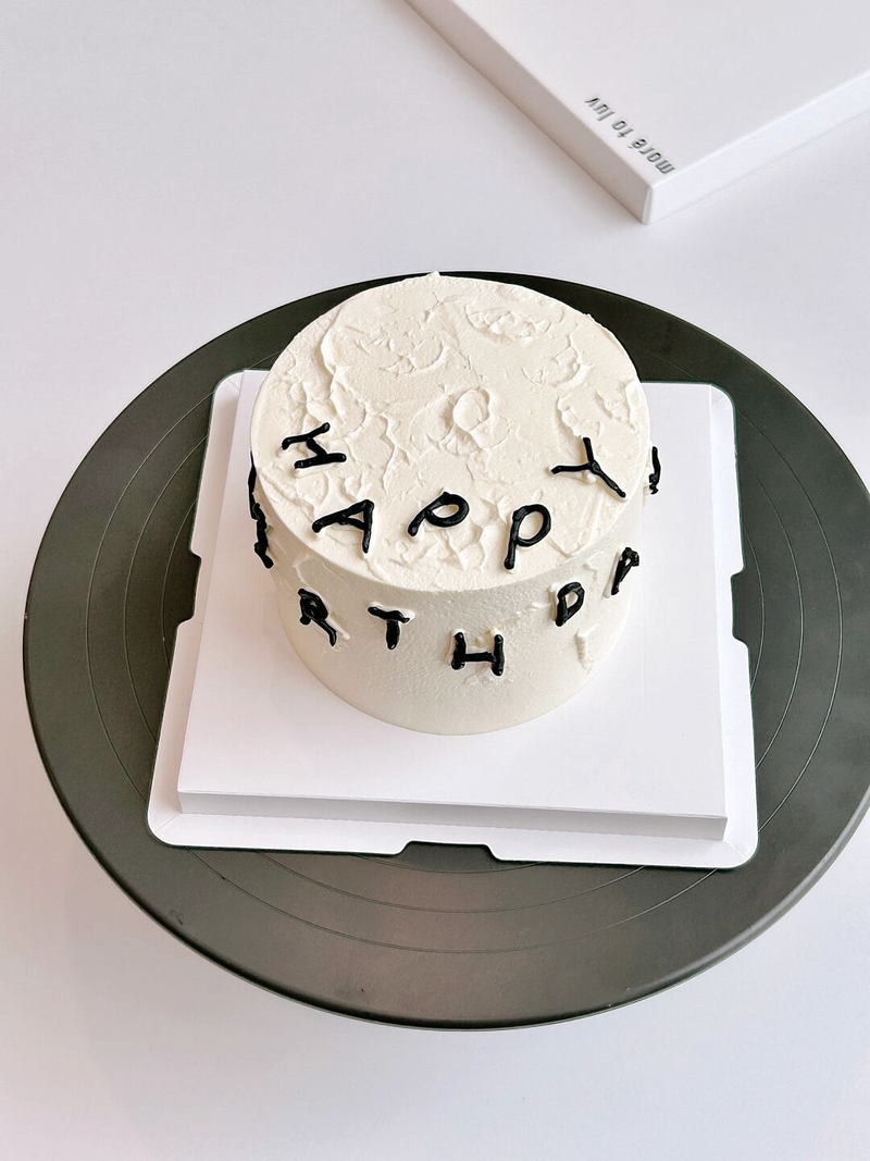 bánh sinh nhật màu đen trắng hình 4