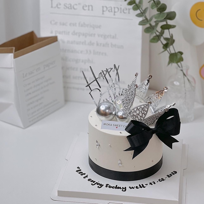 bánh sinh nhật màu đen trắng hình 9