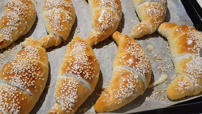 bánh sừng trâu nhân thịt nguội hình 1