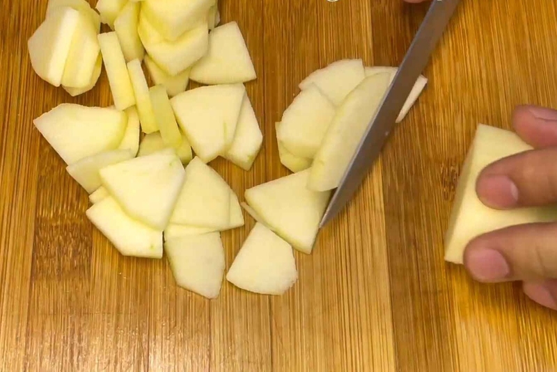 Cắt táo thành lát mỏng